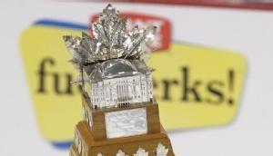 Henrik Zetterberg wird mit der Conn Smythe Trophy als bester Playoff-Spieler geehrt.