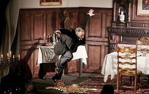 Und da stolpert er wieder mit ausgestreckten Armen und wehenden Rocksch&ouml;&szlig;en &uuml;ber diesen Tigersch&auml;del: Andreas J&auml;ger im Sketch-Klassiker, dem "zweiten Akt".