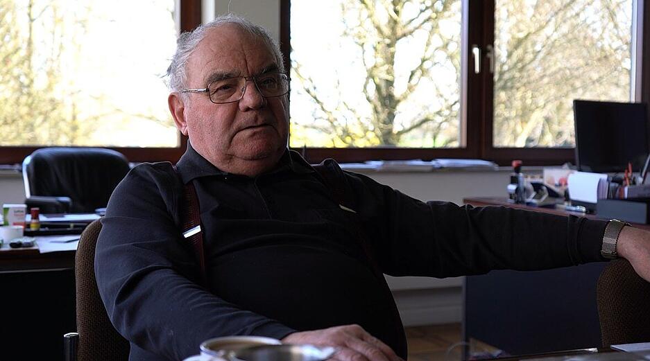 Jahrzehnte später verschlägt es Rolf Wütherich nach Kupferzell. Dort arbeitet er bei Roland Eckert (hier im Bild). Für dessen Frau Inge hat er das berühmte Foto mit James Dean signiert.