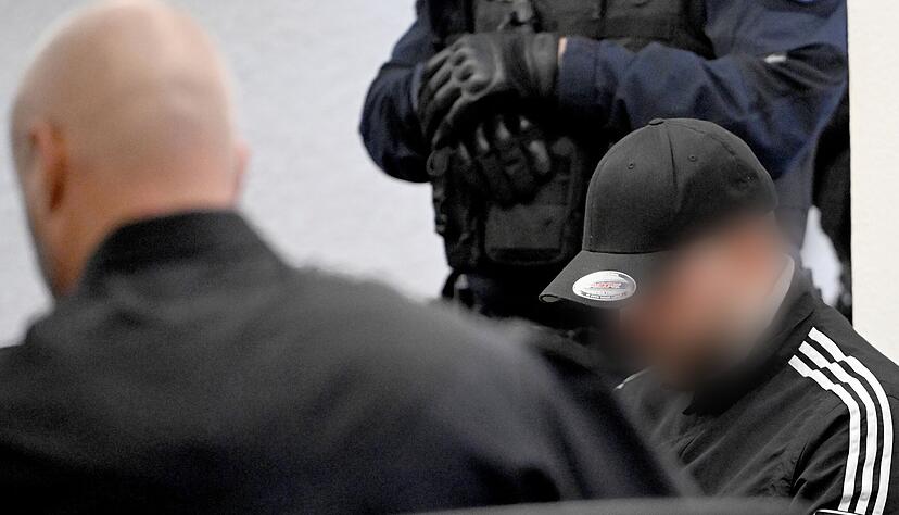 Der Hauptangeklagte (rechts) im Raserprozess von Ludwigsburg ist wegen Mordes zu lebenslanger Haft verurteilt worden.