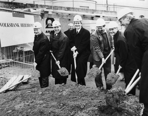 1991. Gleich mit einem mehrfachen Spatenstich ist das Bauprojekt der Volksbank offiziell gestartet. Von li: Karl Marbach, Manfred Weinmann, Adolf Oppermann, Ulrich Frey, Rudi Stupp und Franz Frohnhöfer.