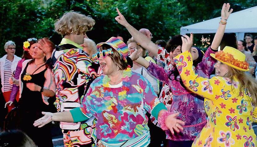 Bunt und fröhlich: Wer stilecht im 70er-Look kam, bekam von den Sommerdorfmachern kostenlos Bowle ausgeschenkt. Zwei Drittel der Besucher bevorzugten trotzdem ihre gewohnte Kleidung von heute.Fotos: Guido Sawatzki Bunt und fröhlich: Wer stilecht im 70er-Look kam, bekam von den Sommerdorfmachern kostenlos Bowle ausgeschenkt. Zwei Drittel der Besucher bevorzugten trotzdem ihre gewohnte Kleidung von heute.Fotos: Guido Sawatzki