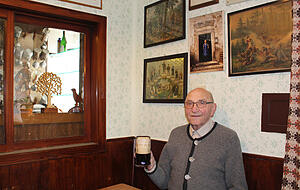 Josef Schmitt in der historischen Gaststube von Kathi-Br&auml;u. Dort wird noch selbst gebraut - allerdings nur eine ganzj&auml;hrige und zwei saisonale Sorten.