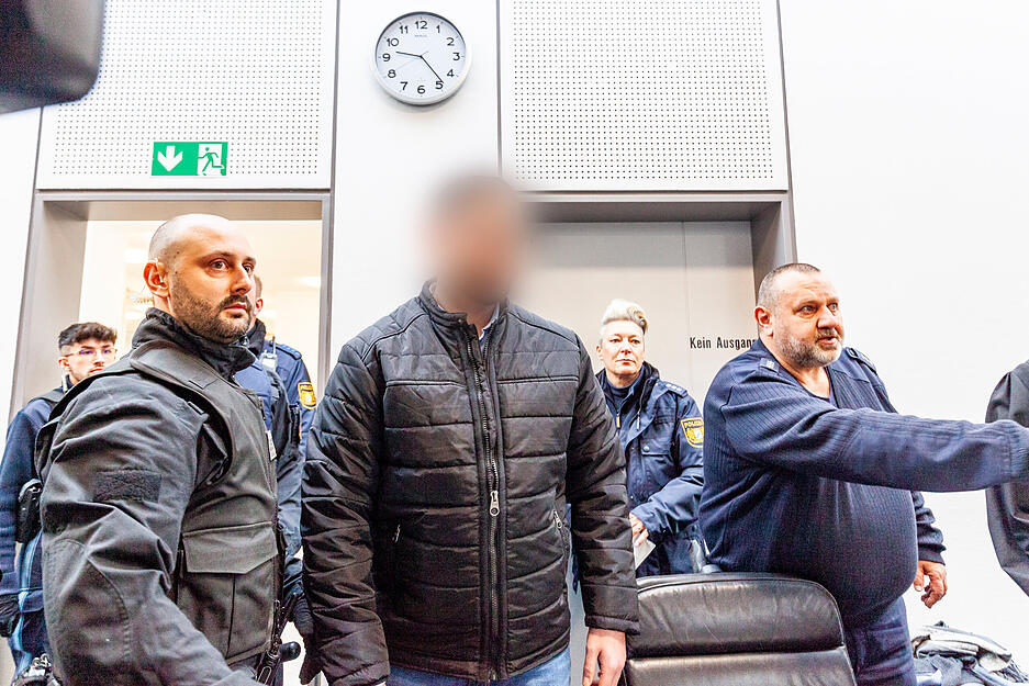 Ein angeklagter 25-Jähriger (M) kommt zum Mordprozess um die Tötung einer Doppelgängerin. Ein angeklagter 25-Jähriger (M) kommt zum Mordprozess um die Tötung einer Doppelgängerin.