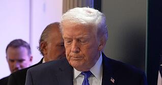 Der Supreme Court hat viele seiner Z&ouml;lle f&uuml;r illegal erkl&auml;rt - nun reagiert Trump.