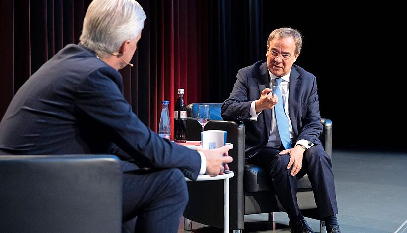 Im Gespräch mit Stimme-Chefredakteur Uwe Ralf Heer präsentierte sich Armin Laschet (CDU) kämpferisch. Foto: Andreas Veigel