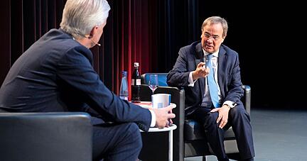 Im Gespräch mit Stimme-Chefredakteur Uwe Ralf Heer präsentierte sich Armin Laschet (CDU) kämpferisch. Foto: Andreas Veigel Im Gespräch mit Stimme-Chefredakteur Uwe Ralf Heer präsentierte sich Armin Laschet (CDU) kämpferisch. Foto: Andreas Veigel