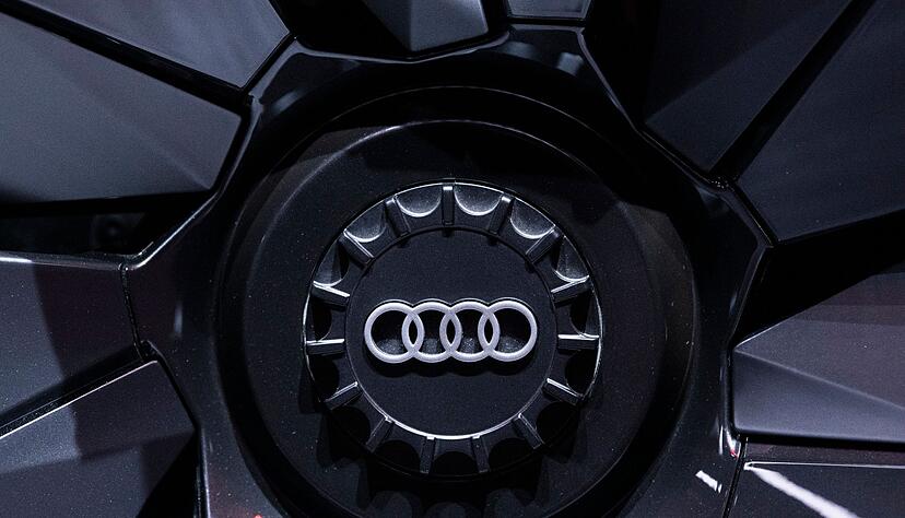 Das Audi-Logo ist auf einer Felge zu sehen.