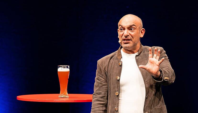 Fazit 2024? „Mut zur Lücke“: Django Asül mit alkoholfreiem Weizen in Griffweite.