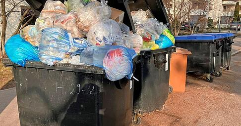 &Uuml;bervolle M&uuml;lltonnen, hier in Heilbronn, sind kein sch&ouml;ner Anblick. Was passiert nun, wenn Beh&auml;lter falsch ausgeliefert wurden?