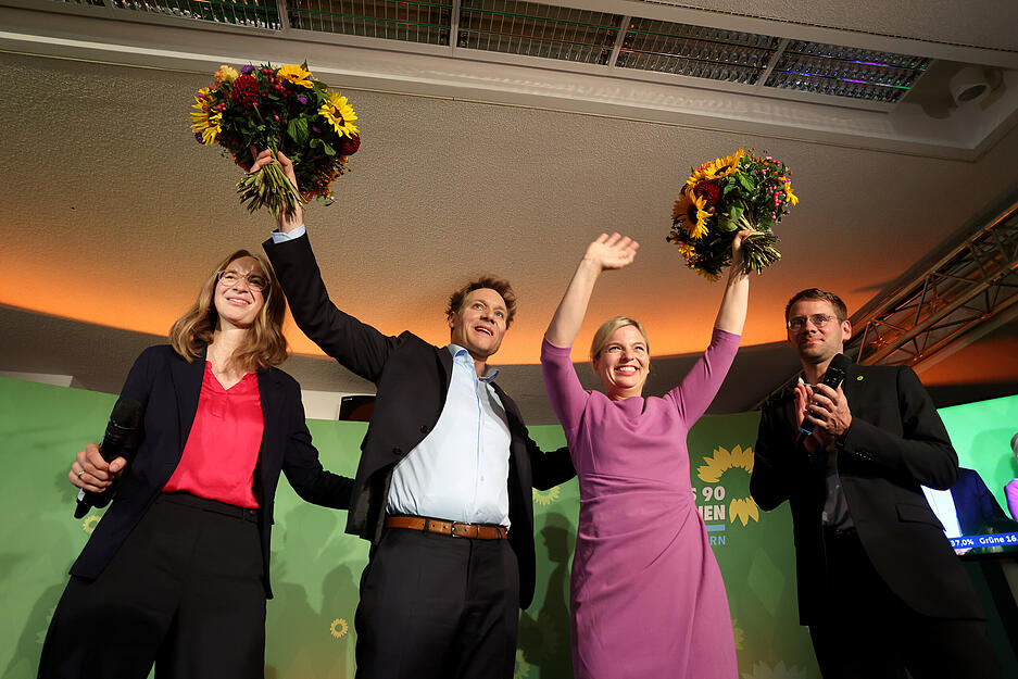 Die Landesvorsitzenden von Bündnis 90/Die Grünen, Eva Lettenbauer (l) und Thomas von Sarnowski (r) und die beiden Spitzenkandidaten der Partei, Katharina Schulze (2.v.r.) und Ludwig Hartmann stehen bei der Wahlparty nach der Bekanntgabe der ersten Prognose zur Landtagswahl in Bayern auf der Bühne.