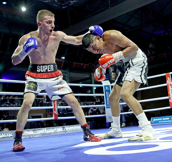 Boxnacht in der Römerhalle Heilbronn. Kastriot Supa (Ludwigsburg) gegen Ramiro Blanco (Nicaragua) Boxnacht in der Römerhalle Heilbronn. Kastriot Supa (Ludwigsburg) gegen Ramiro Blanco (Nicaragua)