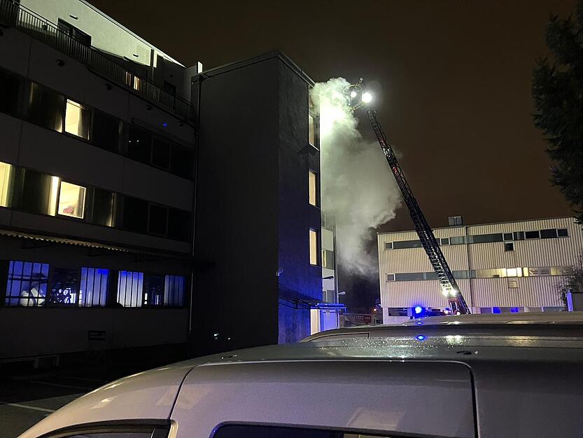 Die Feuerwehr ist mit einer Drehleiter im Einsatz – und rettet mehreren Menschen mutmaßlich das Leben.