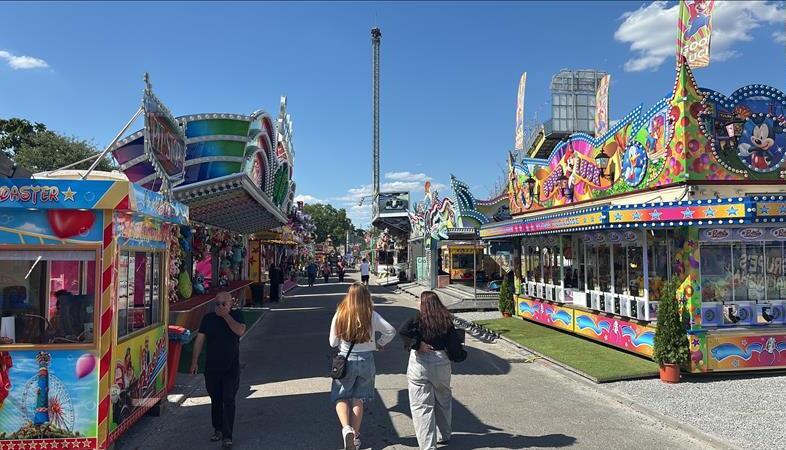 Kurz nach Einlass-Beginn finden sich schon die ersten Volksfest-Besucher auf dem Gelände ein.