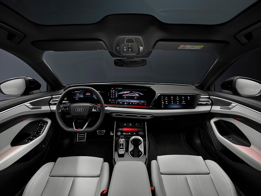Audi setzt innen auf edle Materialien und ein vollständig digitales Cockpit (11,9 Zoll), das fließend in ein 14,5 Zoll großes Curved Display, also einen gewölbten Bildschirm übergeht und stark dem Fahrer zugeneigt ist.