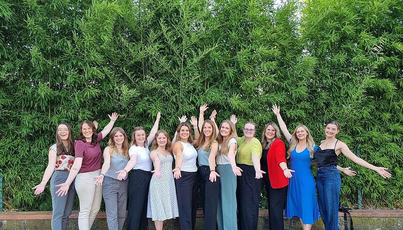 Die Kandidatinnen (von links): Lisa Lehritter (Franken) Larissa Salcher (Württemberg), Charlotte Weihl (Pfalz), Julia Noll (Baden), Alona Chesnok (Sachsen), Annalena Baum (Rheinhessen), Julia Lambrich (Mittelrhein), Marie-Sophie Schwarz (Mosel), Nina Kaltwasser (Hessische Bergstraße), Katja Hermann (Ahr), Lea Blumenthal (Saale-Unstrut), Katharina Gräff (Nahe). Foto: DWI