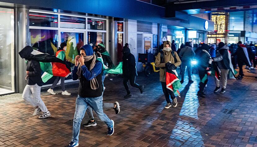 Rund um das Fußballspiel in Amsterdam kam es zu gewaltsamen Ausschreitungen. Rund um das Fußballspiel in Amsterdam kam es zu gewaltsamen Ausschreitungen.