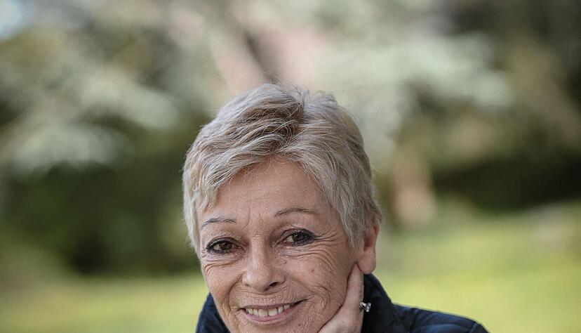 Françoise Bourdin sitzt im Garten ihres Hauses in Vernon (2019).