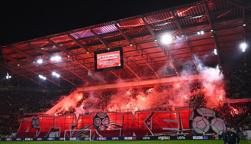 Sorgten für mächtig Stimmung und Zündeleien: Die Fans des SC Freiburg.
