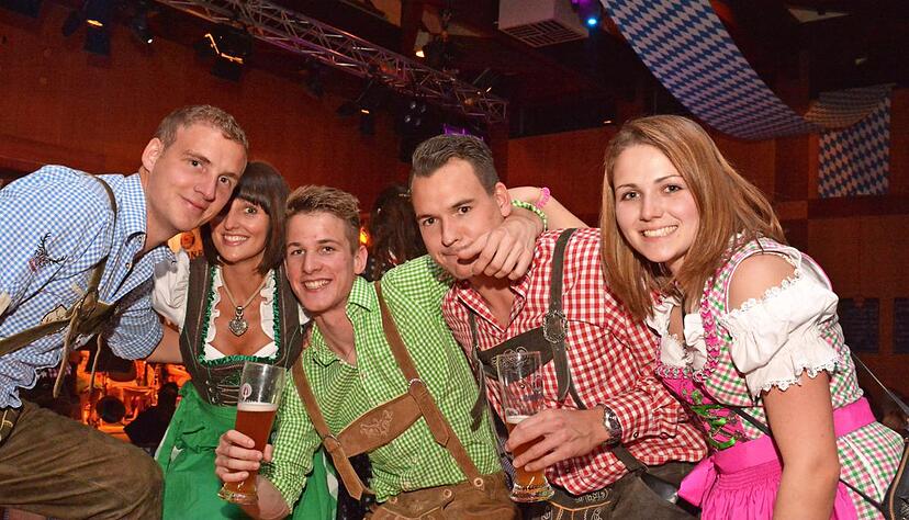 Fesch sehen sie aus die Oktoberfestgäste, und die meisten wollen bei der fetzigen Musik auch nicht sitzen bleiben. Foto: Peter Klotz Fesch sehen sie aus die Oktoberfestgäste, und die meisten wollen bei der fetzigen Musik auch nicht sitzen bleiben. Foto: Peter Klotz