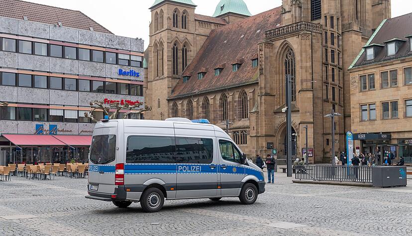 Regelmäßig ist die Polizei am Marktplatz sichtbar präsent. Bürger sehen die vermehrten Kontrollen positiv. Das teilen sie in sozialen Netzwerken mit.
Foto: Mario Berger