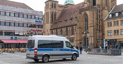 Regelmäßig ist die Polizei am Marktplatz sichtbar präsent. Bürger sehen die vermehrten Kontrollen positiv. Das teilen sie in sozialen Netzwerken mit.
Foto: Mario Berger Regelmäßig ist die Polizei am Marktplatz sichtbar präsent. Bürger sehen die vermehrten Kontrollen positiv. Das teilen sie in sozialen Netzwerken mit.
Foto: Mario Berger