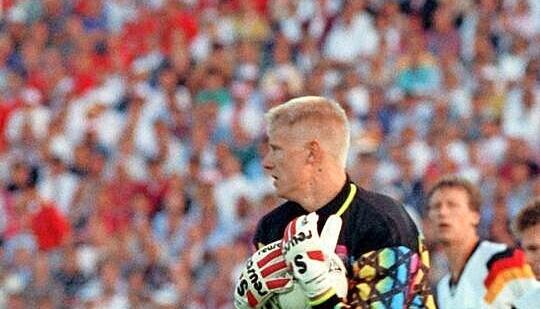 Peter Schmeichel vor 34 Jahren im gewonnenen EM-Finale gegen Deutschland, Sohn Kasper ist am Samstag im Achtelfinale gegen die DFB-Elf gefordert.
