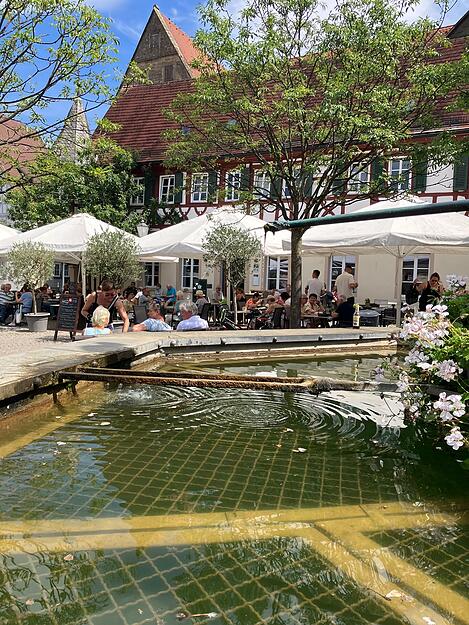 Das schöne Sommerwetter lockt die Menschen auf den Marktplatz. Nach dem Wochenendeinkauf sind die Plätze am Kornhaus unter den großen Sommerschirmen sehr begehrt. Freunde treffen, in den schattigen Hofgarten oder ins Freibad gehen. Das ist für viele Öhringer am Samstag der Plan.