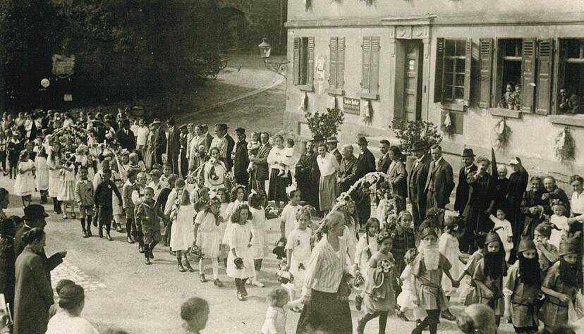 Die Festumzüge beim Weibertreuherbst erfreuten sich immer großer Beliebtheit. Lange gab es sogar separate Kinderfestzüge. Hier ein Foto aus den 1920er Jahren.