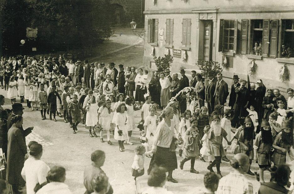 Die Festumzüge beim Weibertreuherbst erfreuten sich immer großer Beliebtheit. Lange gab es sogar separate Kinderfestzüge. Hier ein Foto aus den 1920er Jahren. Die Festumzüge beim Weibertreuherbst erfreuten sich immer großer Beliebtheit. Lange gab es sogar separate Kinderfestzüge. Hier ein Foto aus den 1920er Jahren.
