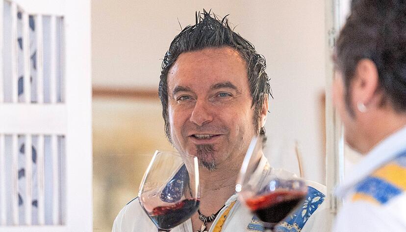 In der franz&ouml;sischen Weinregion Burgund geboren, w&auml;chst Dominique Champroux mit seinen Geschwistern auf dem Land auf. Nach der Kochausbildung ist er einige Jahre in London t&auml;tig. Den Milit&auml;rdienst absolviert er in einer franz&ouml;sischen Kaserne in Offenburg. Dort lernt er seine Frau kennen. Champroux arbeitet im Elsass und in S&uuml;dfrankreich. Er erkocht sich 17/20 Gault-Millau-Punkte und drei Hauben. Der Wunsch, sich selbstst&auml;ndig zu machen, f&uuml;hrt den 51-J&auml;hrigen nach Heilbronn-B&ouml;ckingen. Dort f&uuml;hrt er mit Ehefrau Beate das Restaurant Rebstock La Petite Provence. Foto: Mario Berger