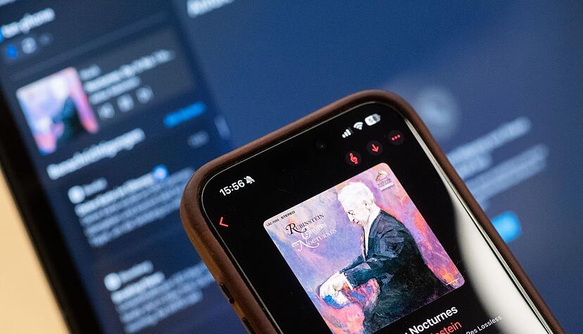 Smartphone Link zu Windows erlaubt es, einige Funktionen des iPhone vom PC aus zu bedienen. Hier lässt sich die Musik vom Streamingdienst steuern und übertragen. Smartphone Link zu Windows erlaubt es, einige Funktionen des iPhone vom PC aus zu bedienen. Hier lässt sich die Musik vom Streamingdienst steuern und übertragen.