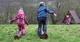 Den Jahresrhythmus der Natur hautnah erleben, das können Kinder bei den
Feldmäusen in Neudenau.
Foto: Andreas Tschürtz Den Jahresrhythmus der Natur hautnah erleben, das können Kinder bei den
Feldmäusen in Neudenau.
Foto: Andreas Tschürtz