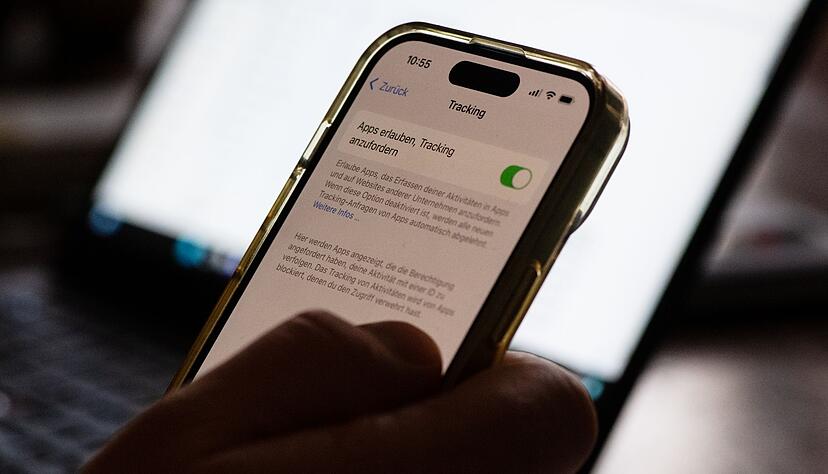 Aktiviertes Tracking auf einem iPhone: Trotzdem muss noch jede App einzeln per Dialog die Erlaubnis zum Datensammeln einholen. Aktiviertes Tracking auf einem iPhone: Trotzdem muss noch jede App einzeln per Dialog die Erlaubnis zum Datensammeln einholen.