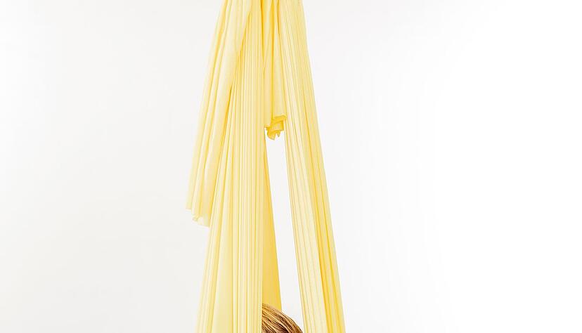 Einfach mal abhängen! Studios, die Aerial Yoga anbieten, gibt es vor allem in größeren Städten. Einfach mal abhängen! Studios, die Aerial Yoga anbieten, gibt es vor allem in größeren Städten.