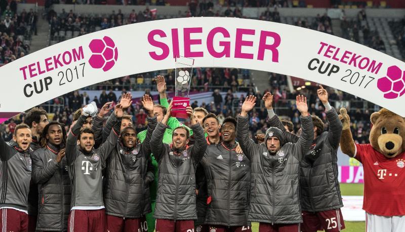 Bayerns Spieler feiern den Telekom Cup. Foto: Federico Gambarini