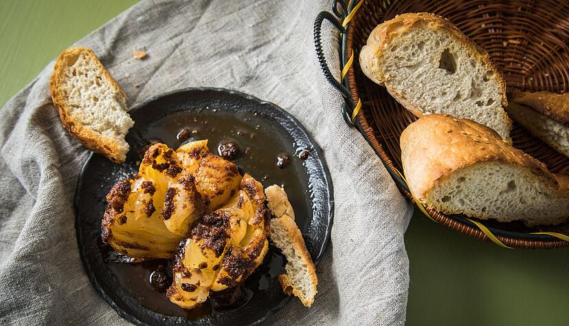 Onion Boils werden derzeit als Foodtrend gefeiert - wie hier, gef&uuml;llt mit Gew&uuml;rzbutter, aus der Hei&szlig;luftfritteuse.