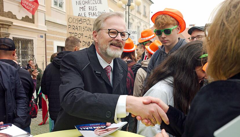 Der tschechische Regierungschef Petr Fiala wirbt bei einem Wahlkampfauftritt in der Unesco-Welterbestadt Kutna Hora, rund 60 Kilometer &ouml;stlich von Prag, um Stimmen. (Archivbild)