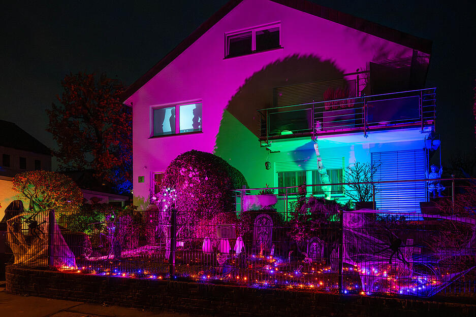 Projektionen sorgen für eine schaurige Atmosphäre in der Mörikestraße. Projektionen sorgen für eine schaurige Atmosphäre in der Mörikestraße.