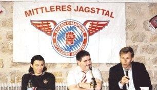 Stellten sich den Fragen der Fans: Bayern-Spieler Danijel Pranjic (links) und Co-Trainer Andries Jonker. Georg Stadtmüller (Mitte) moderierte.Foto: Jens Gerner Stellten sich den Fragen der Fans: Bayern-Spieler Danijel Pranjic (links) und Co-Trainer Andries Jonker. Georg Stadtmüller (Mitte) moderierte.Foto: Jens Gerner