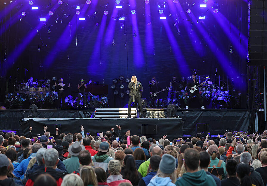 Fans aller Altersklassen feierten die 44-Jährige, die mit alten Hits, neuen Liedern und Klassikern für Partystimmung und nachdenkliche Momente sorgte.