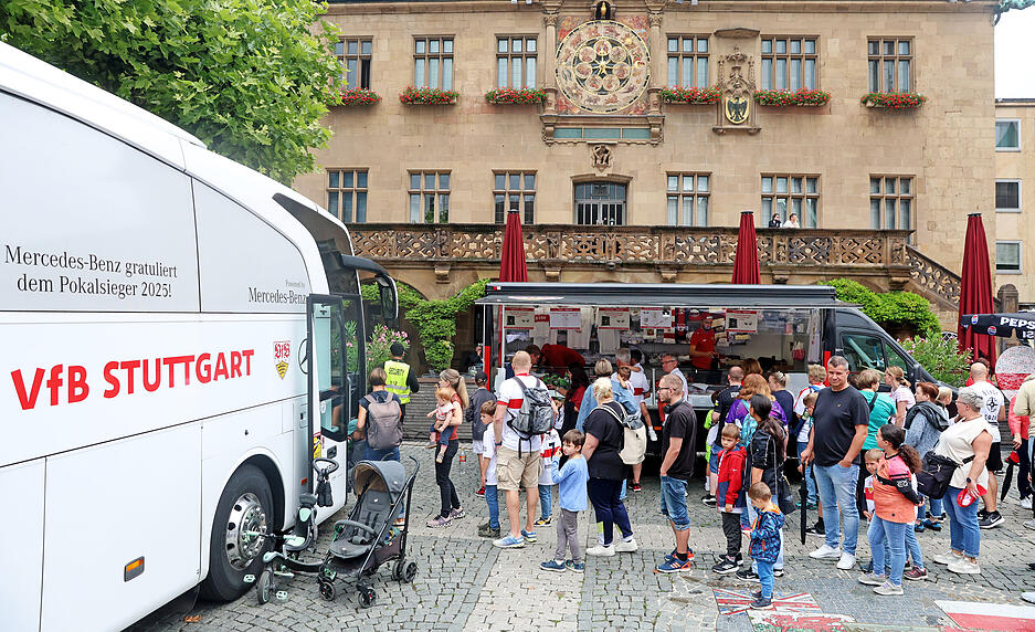 Im VfB-Bus, der am Sonntag im Rahmen eines Fan-Events auf dem Heilbronner Marktplatz steht, ist bequem.