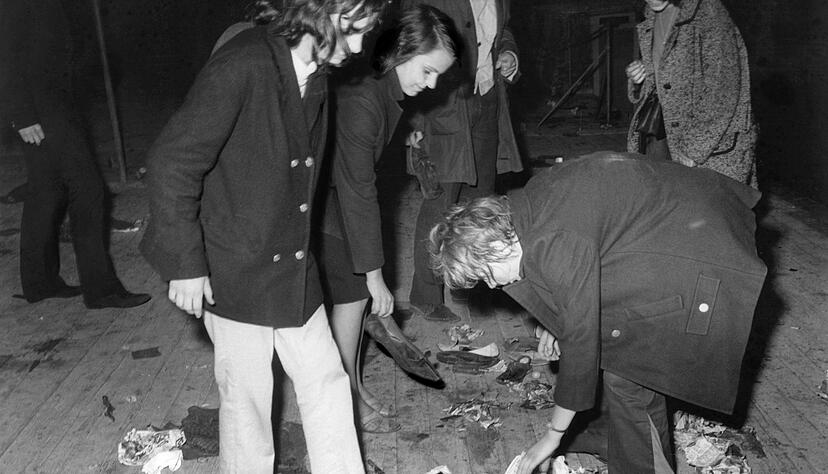 Jugendliche sammeln Schuhe ein, die sie auf die Bühne geworfen haben. (Archivbild) Jugendliche sammeln Schuhe ein, die sie auf die Bühne geworfen haben. (Archivbild)