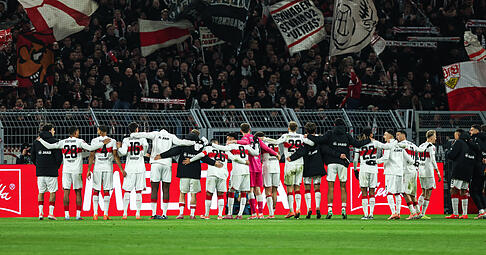 Im Stadion können Fans und Mannschaft zusammen feiern. Die Innenstadt von Deventer ist am Tag des Europa-League-Spiels jedoch ohne Zugang für die VfB-Fans.