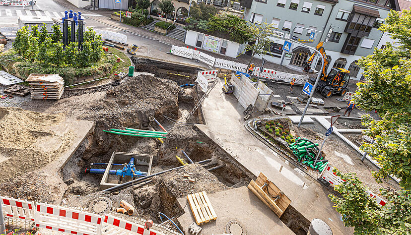 Ein Blick aus dem alten Rathaus zeigt die Baustelle am Kreisel von oben. Im Untergrund wurde die neue Wasserleitung schon eingezogen, ein Schacht wurde erneuert, ein zweiter gesetzt.