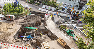 Solche Fotos pr&auml;gten Flein im Jahr 2025: Abschnitt f&uuml;r Abschnitt wird die Ortsdurchfahrt saniert, Wasserleitungen werden ausgetauscht.  Bis weit ins Jahr 2026 geht es weiter.