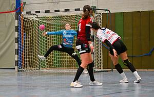 Jana Brausch hatte im Tor der SGSB unter anderem gegen Solingens Lara Karathanassis alle H&auml;nde voll zu tun.