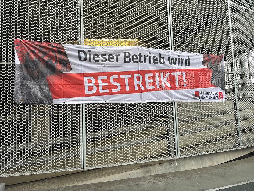 Mitarbeiter des Audi-Werks in Neckarsulm versammeln sich am Mittwoch zu einem Warnstreik.