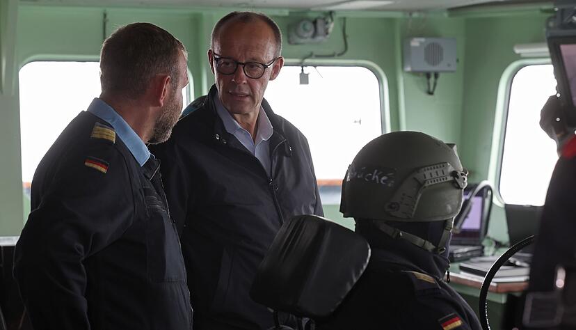 Bundeskanzler auf der Brücke der Fregatte «Bayern». Bundeskanzler auf der Brücke der Fregatte «Bayern».