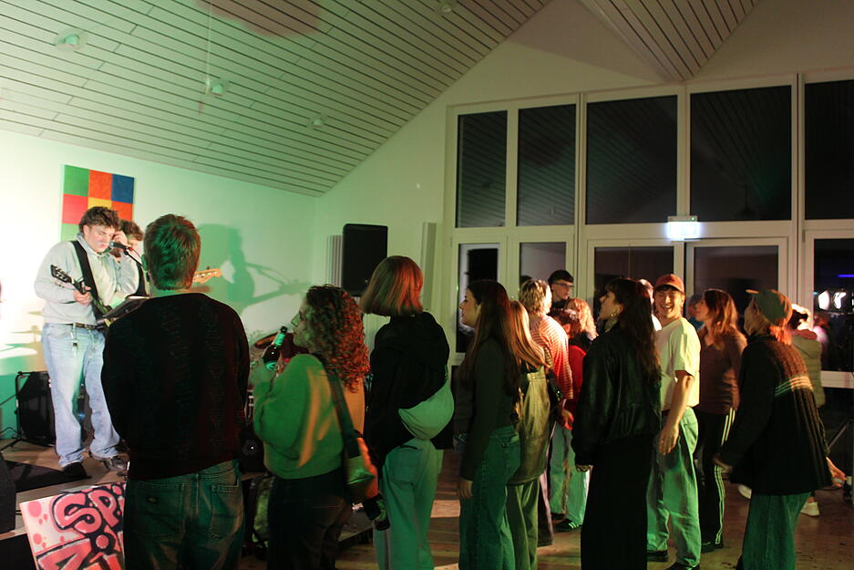 Die Jugendband The Outlines begeistert mit ihrem ersten großen Auftritt.